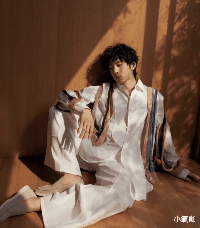 这还是井柏然吗？31岁“整容式”暴瘦登封面，不