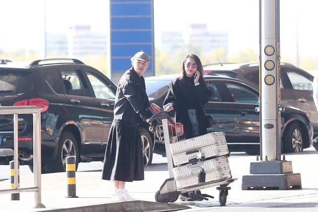 包贝尔包文婧牵手秀恩爱，一个穿条纹西装一个透视裙，看着挺登对