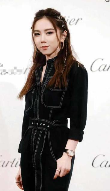 奚梦瑶不顾豪门规定，深v礼服一直开到肚脐？孟美岐状态不敌宋茜