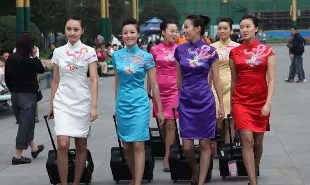 空姐一袭旗袍秀，复古又优雅，大气宏伟！让世