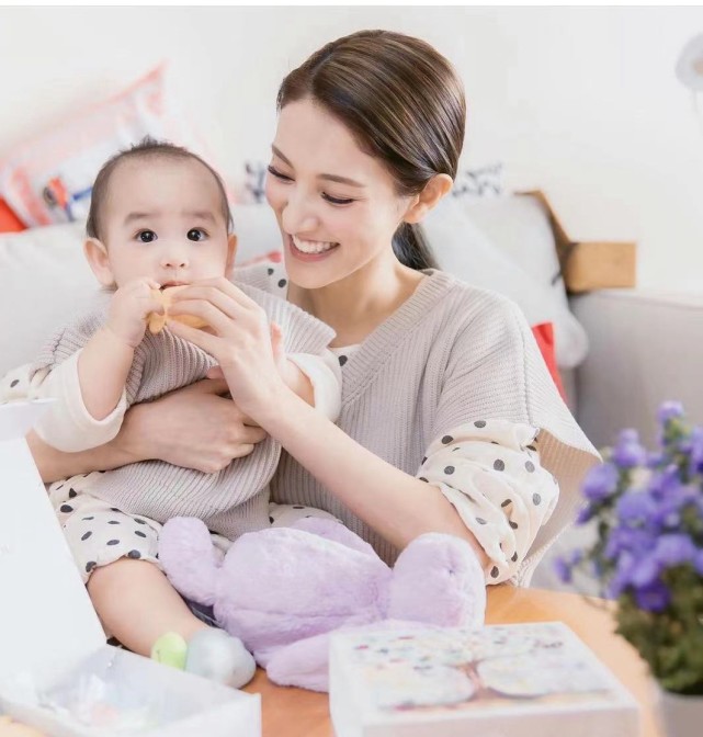 鄭嘉穎幼子正面曝光，帥氣得驚艷，沒有遺傳媽媽跟舅舅的印度長相