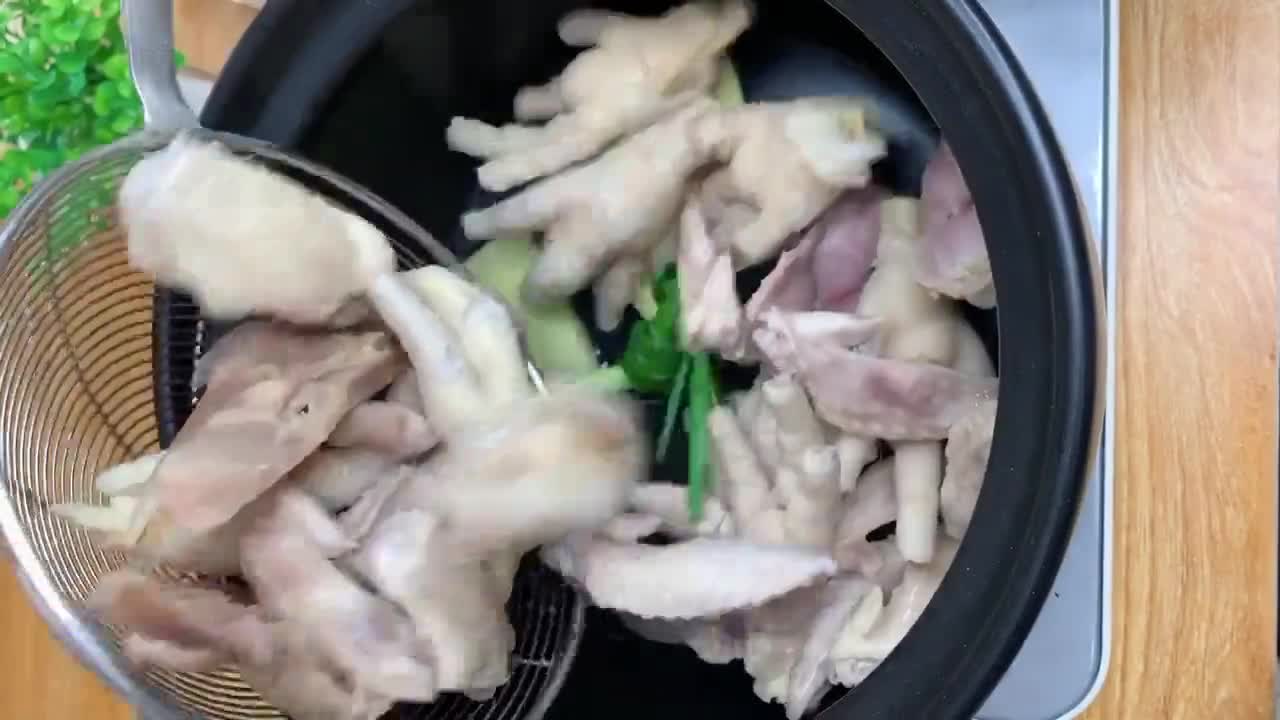 Teach you how to cook stewed dishes at home. The spicy and delicious salty flavour is rich in variety, clean and hygienic