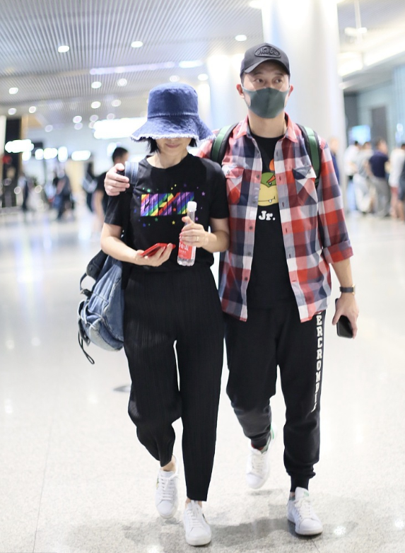 沙溢一家四口现身，妻子休闲穿搭显活力，7岁小儿子个头超妈妈肩