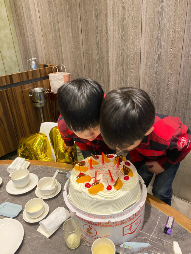 林志穎夫婦慶雙胞胎兒子滿5歲，雙子星穿兄弟裝切蛋糕，越長越帥