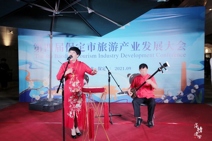 保定安国有一条中央步行街，中医药文化随处可见，夜色下充满魅力