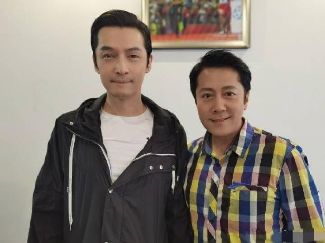 汇演后台太精彩！成龙胡歌罕见露面，高圆圆佟丽娅都穿红裙好优雅