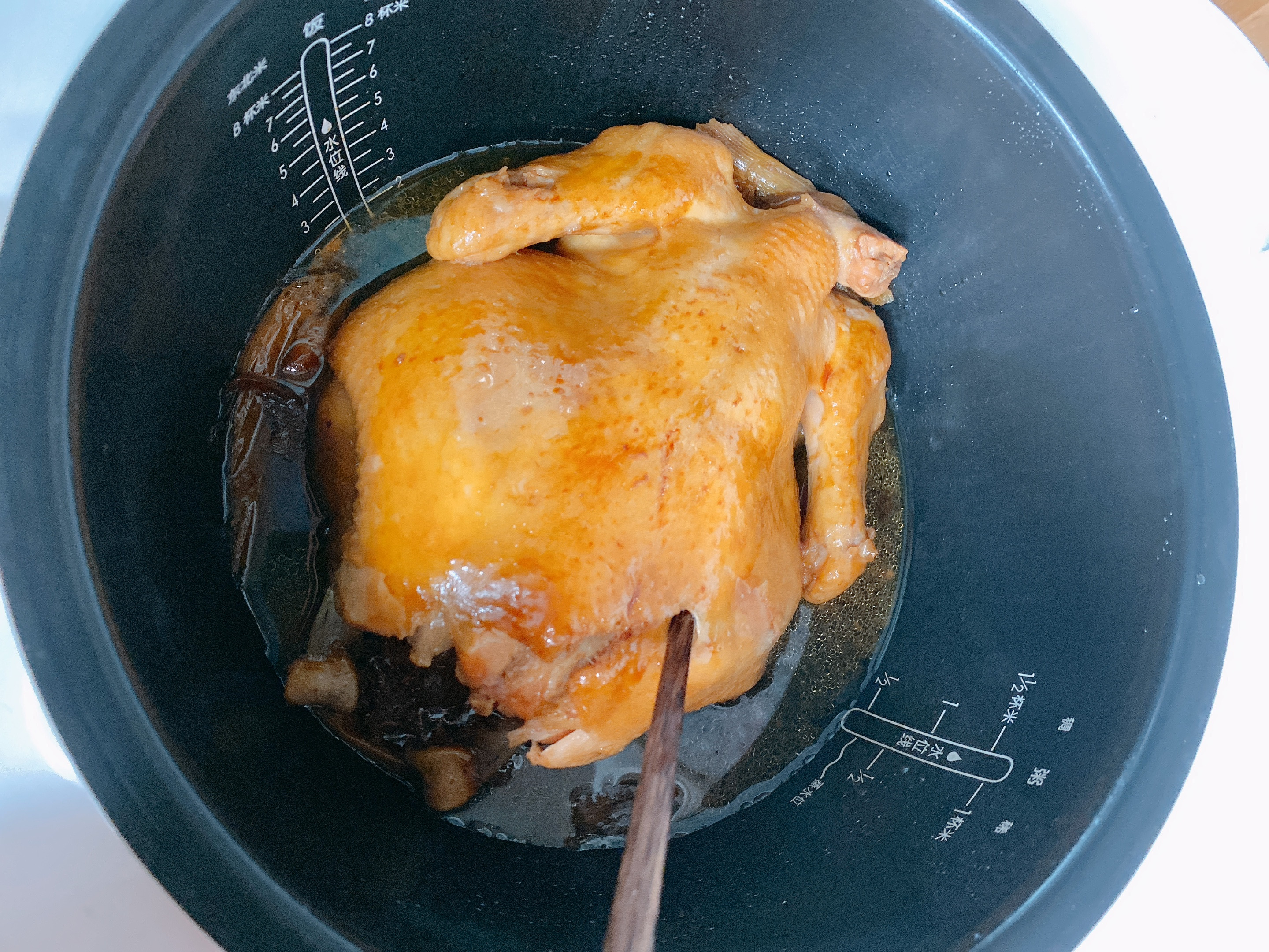 感恩節想吃烤雞用電飯鍋就能做，不放油不放水，鮮嫩多汁軟爛入味