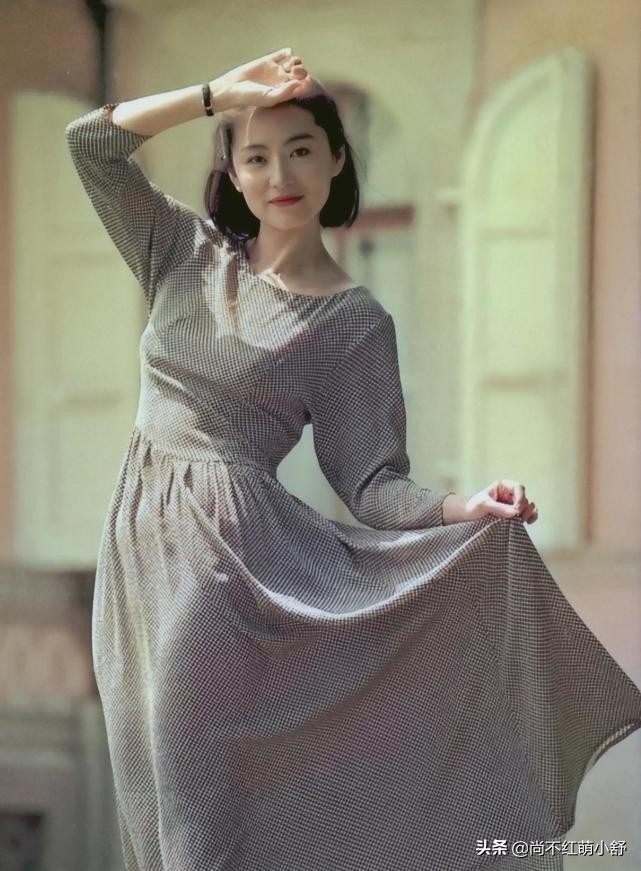 林青霞活了一场漂亮的人生，年轻时穿衣好潮，