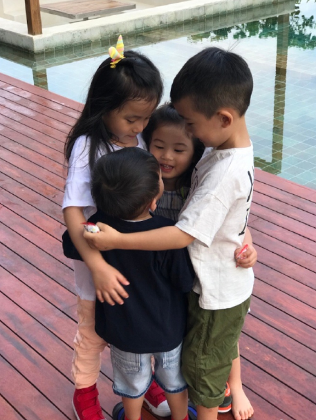 鄭希怡曬女兒生日現場照，Jasper被浸浸摟著，插兜耍酷難掩開心