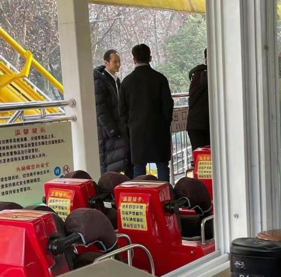 黄晓明近照消瘦太沧桑，发际线秃成地中海？脑门发亮老了20岁