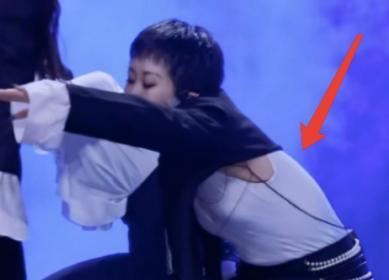 青二经费紧张？选手竟然穿破裆裤，网友：节目