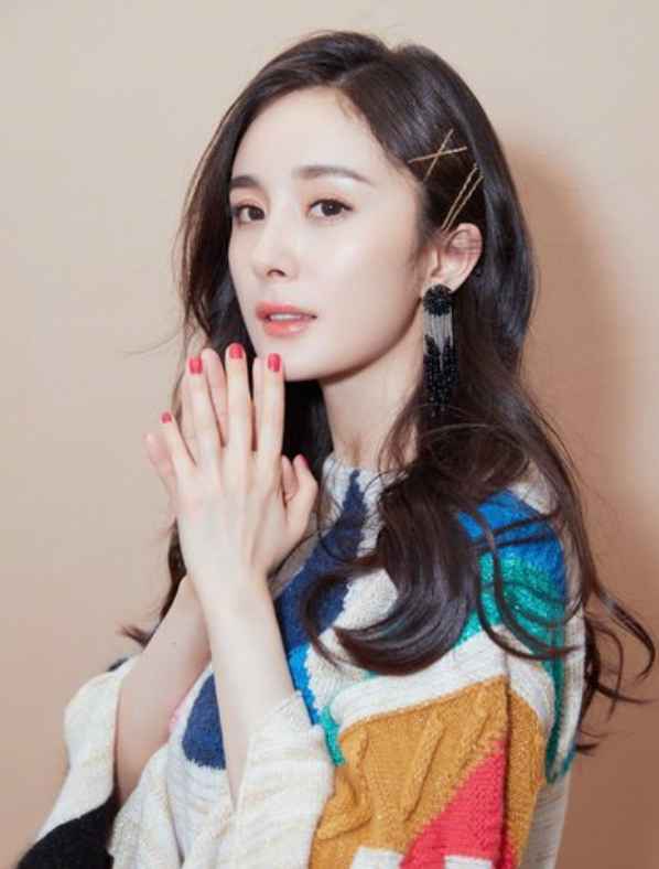 有种“机智”叫杨幂坐姿，出席活动穿错鞋子，救场姿势堪称教科书