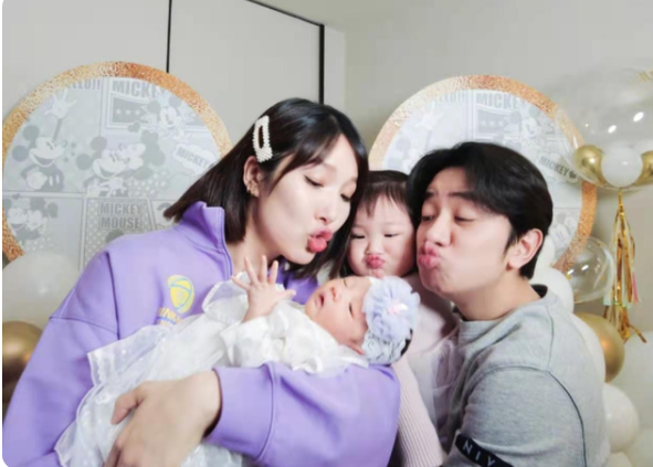 王祖蓝晒全家福，女儿“蒜头鼻”成亮点，网友：可惜了妈妈的颜值