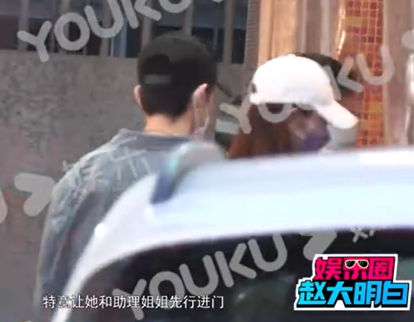 邓紫棋与男友外出，两人疑已恋爱长跑6年，男方是造型师曾入狱