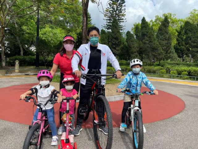 好幸福！郭晶晶晒一家五口温馨日常，与霍启刚爬山自拍秀足恩爱