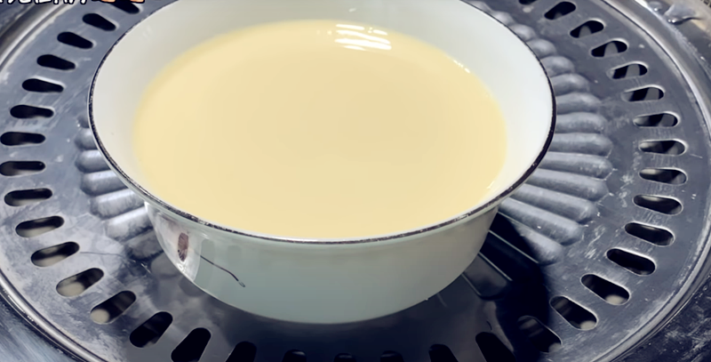 豆腐脑在家自己做，一碗黄豆一个鸡蛋不加任何添加剂，非常滑嫩