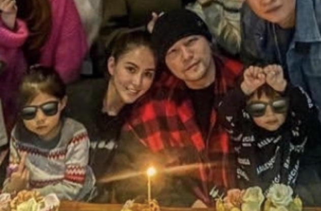 周杰倫變超級奶爸，扛著兒子漫步父愛滿滿，女兒彩虹下比耶​​超可愛