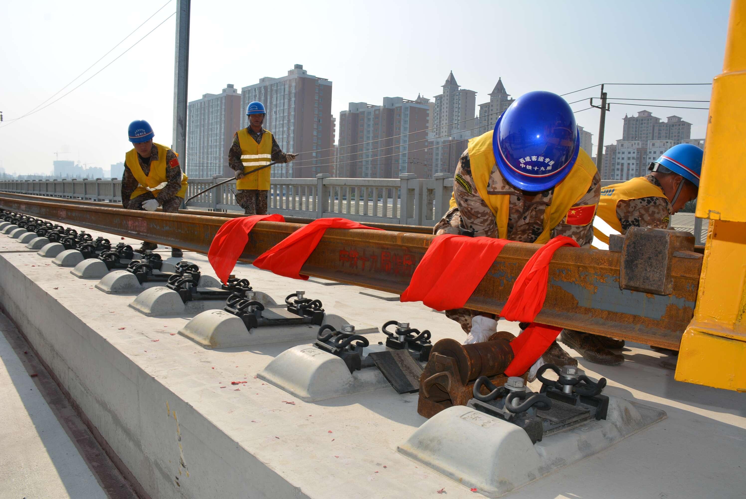 半年血亏955亿，为什么中国高铁越亏越建，美国