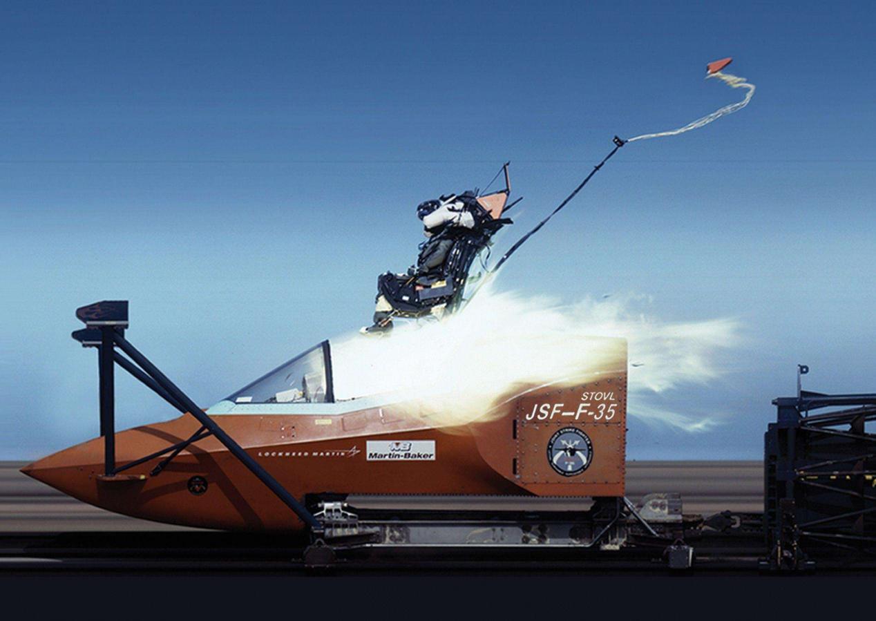 为测试新型装备，直接弹射飞行员任由战机坠毁