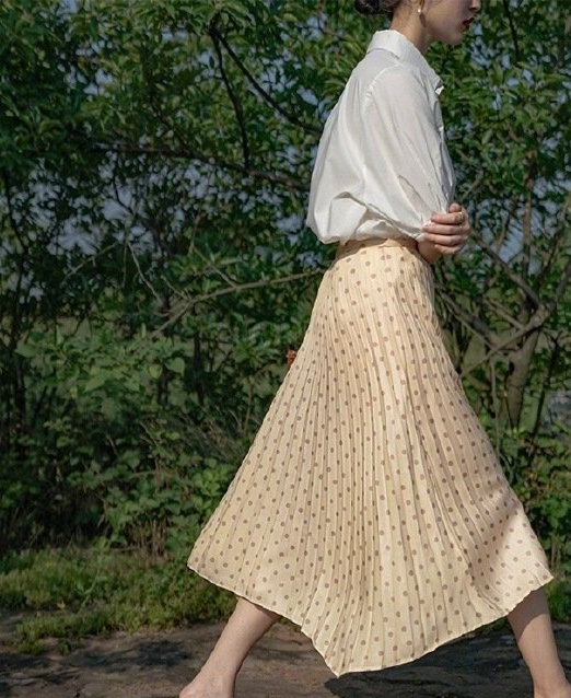 泰国“甄嬛”宠冠六宫！跪地上挑选礼服，泰王