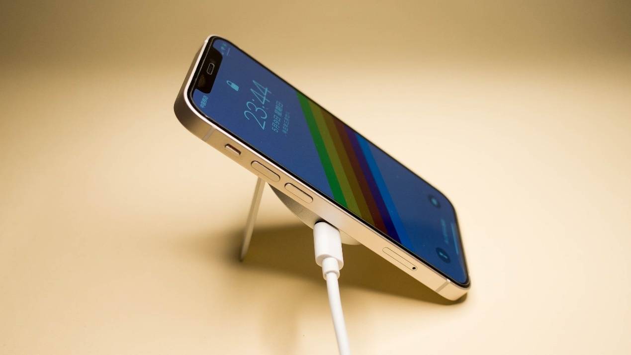 1.Magsafe新选择-ESR亿色磁吸无线充