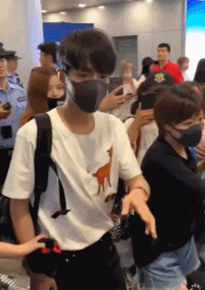 肖战真的纵容粉丝了吗？看他未走红前对粉丝的