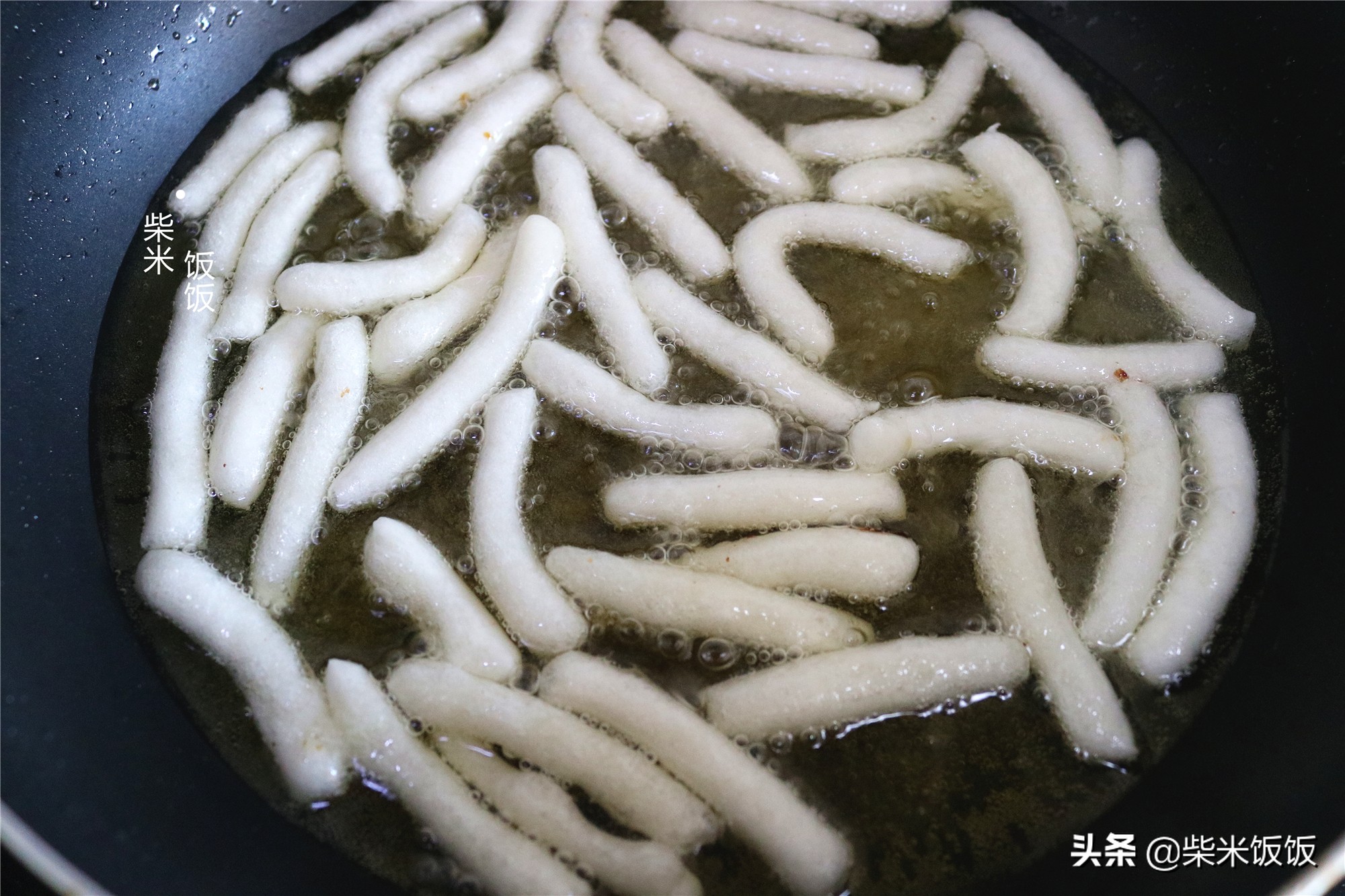 一碗糯米粉，一碗糖水，做80后小时候的零食，香甜酥脆真好吃