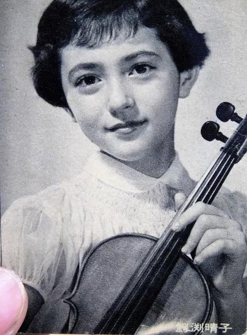 1945年生日本,奥地利混血儿代表作品:《鬼怪屋》《伊豆舞女》(1960)鳄