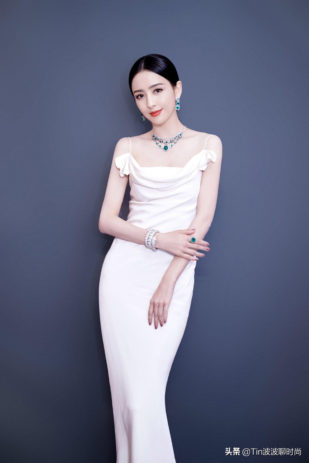 佟丽娅越来越美了，穿白色吊带裙女人味十足，翡翠宝石看着好贵气