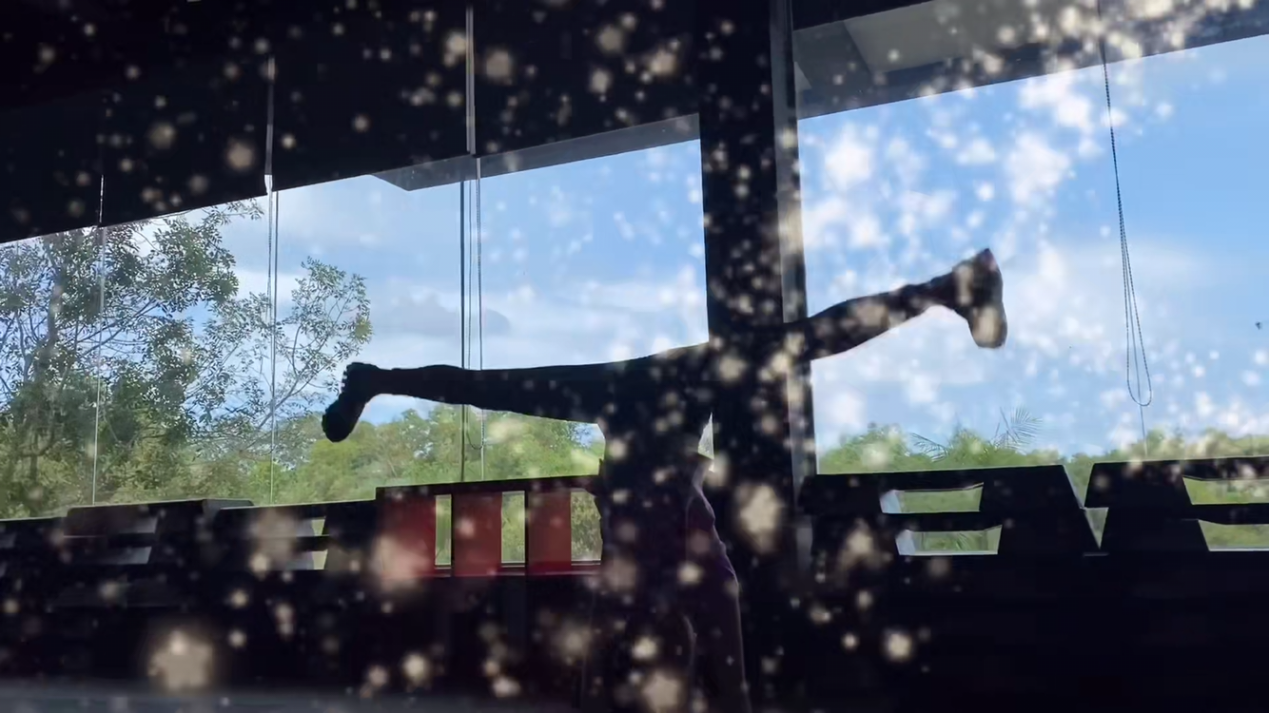 吳尊女兒不得了，穿運動裝隨手一個前撐翻，穿衣時髦功夫也很棒