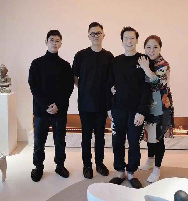 向佐曬一家三口牽手照官宣女兒百日，郭碧婷依偎老公肩膀秀恩愛