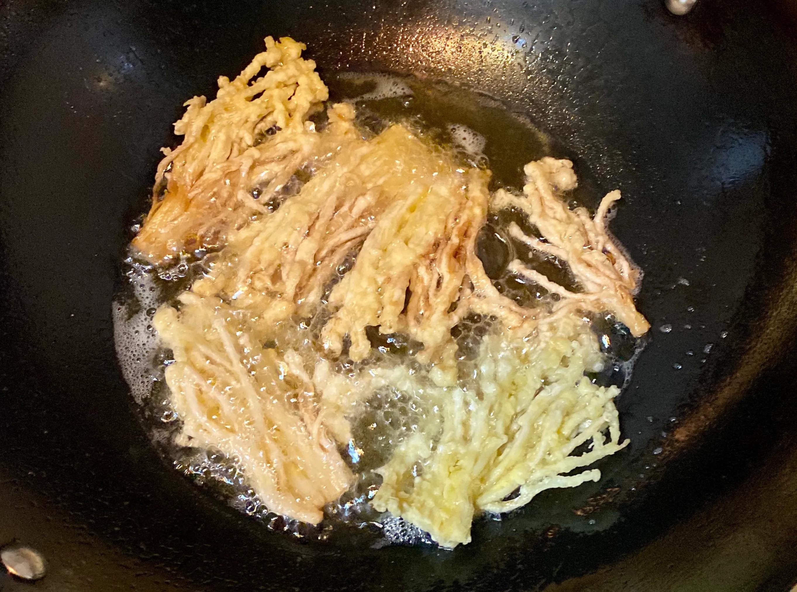 金針菇這樣炸著吃，酥的掉渣，成本不足5塊錢，老公說好像發財樹