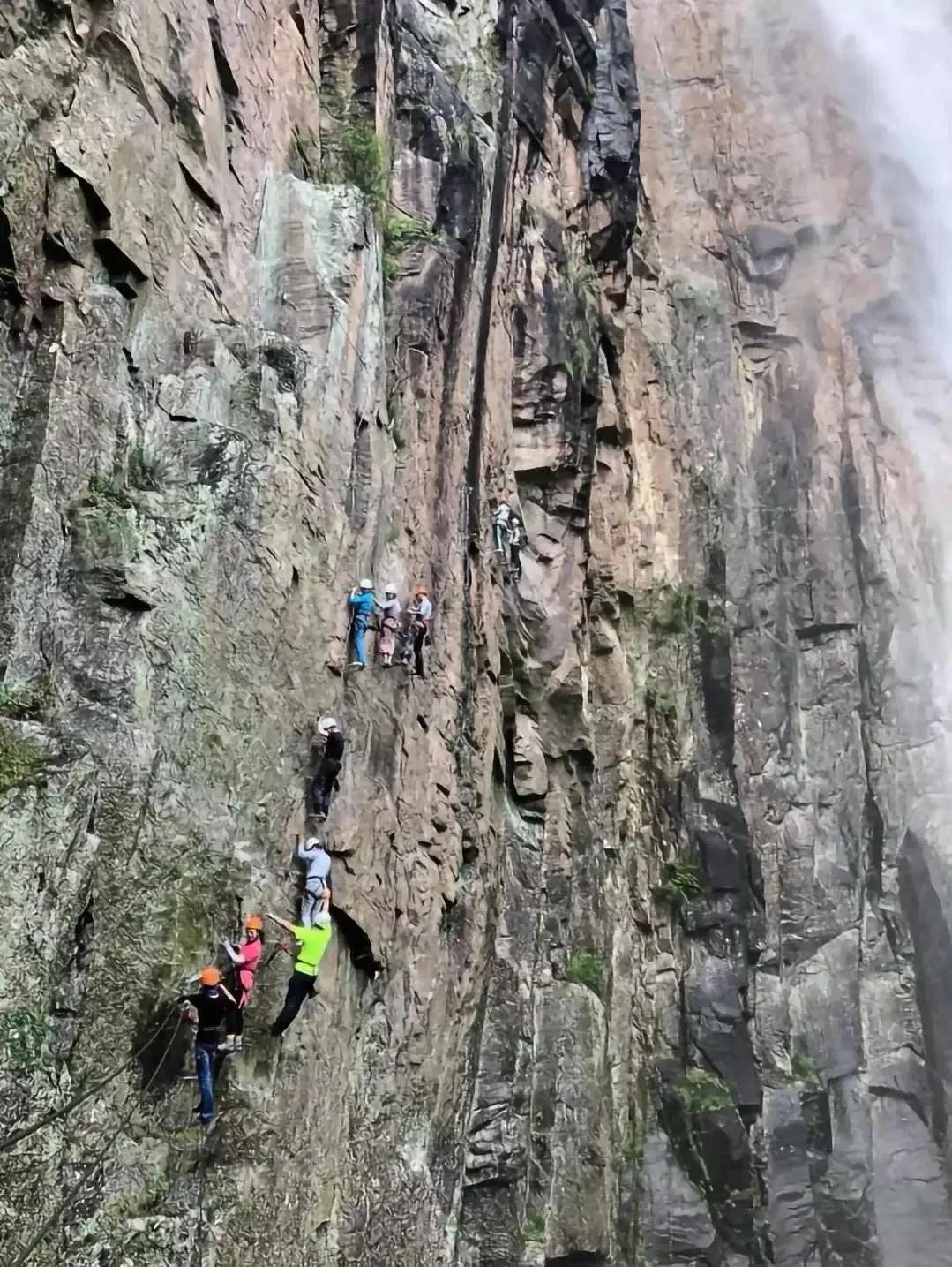 宁波团建，穿越瀑布探访山林感受醉美四明山，寻找最舒适的宝藏地