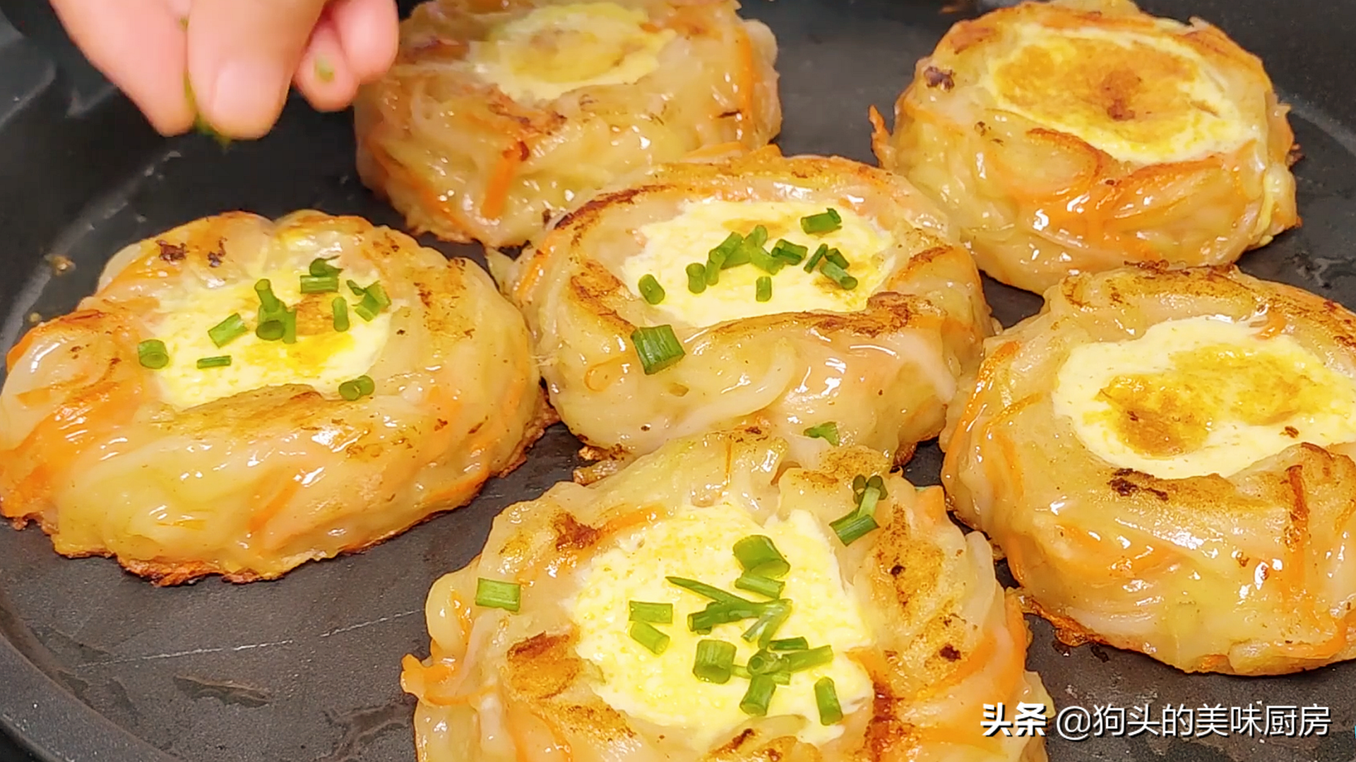 5個土豆，2個雞蛋，教你沒有吃過的做法，比肉還香，上桌就被掃光