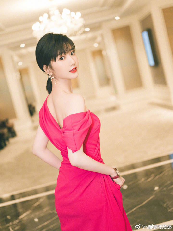32岁的毛晓彤究竟有多美?偶遇其cos迪士尼在逃公主简直绝了