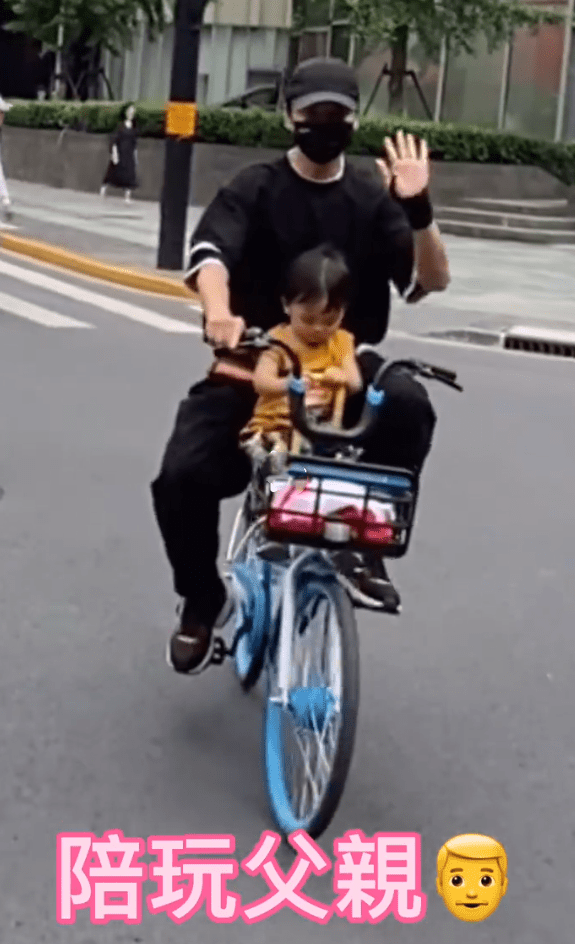 幸福模板！蔡少芬父亲节晒张晋带娃，功夫硬汉变温柔奶爸父爱爆棚