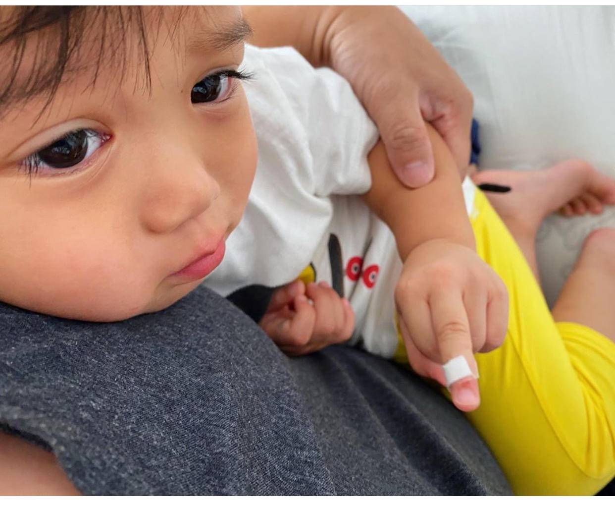 胡杏儿儿子手指受伤喊爸爸叫救护车太萌！趴在爸爸身上眼大睫毛长