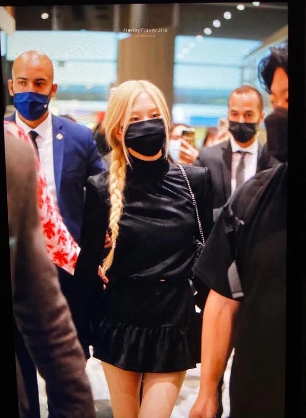 IU讲和BLACKPINK成员进行梦幻合作;广告商偏爱Karina?