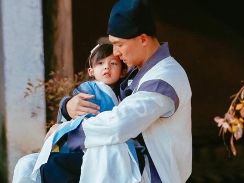 刘畊宏女儿幸好没长歪！丸子头到长卷发美到不敢认，长大还得了？