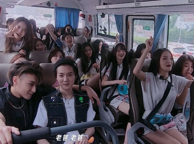 《创3》学员外出表演，黄子韬、鹿晗当“老爸”