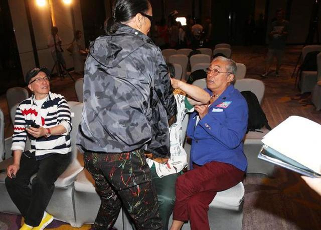 79岁谢贤掌掴80岁曾江，曾江解释，谢贤：不是炒