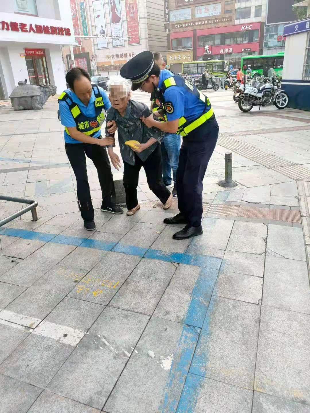 扶不扶？追不追？漯河“城管蓝”成为城市文明的守护色