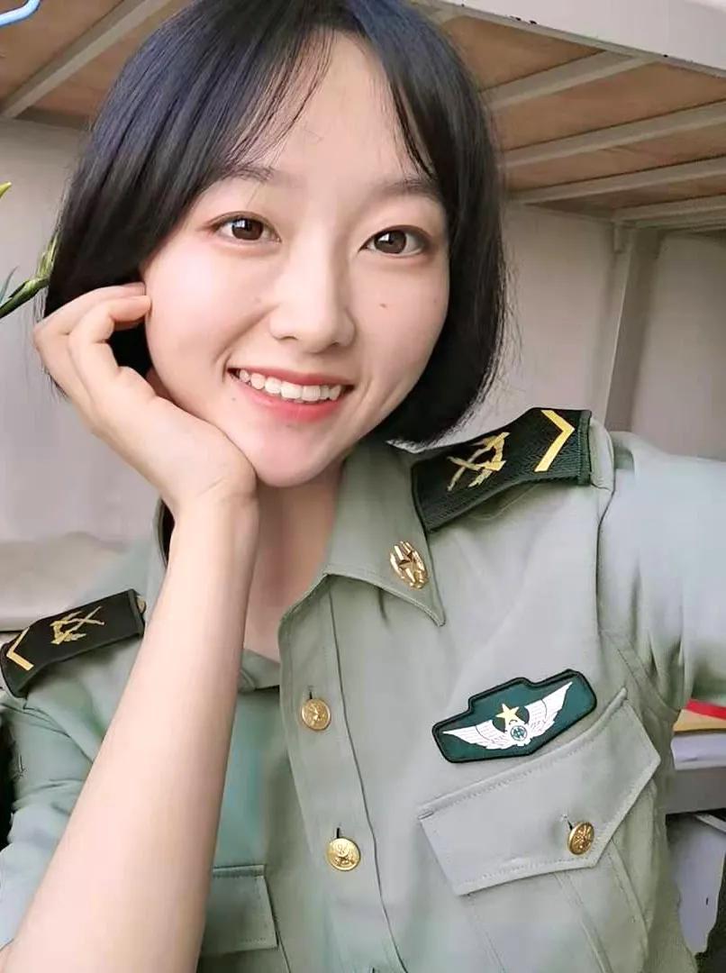 女兵入伍前后变化太大！网友：不一样的美，限