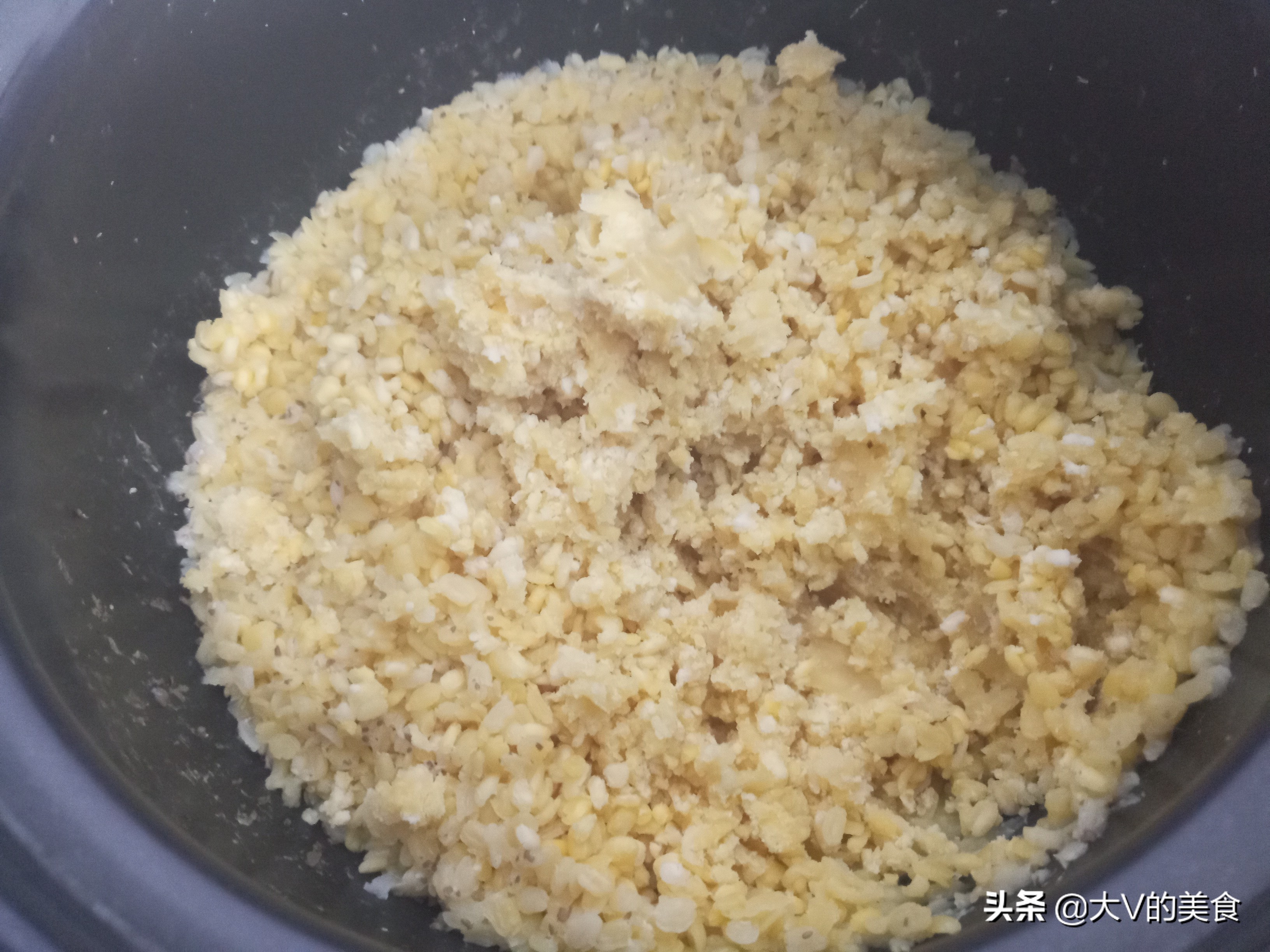 Homemade mung bean cakes are made without additives. They have a delicate and soft texture, delicious and healthy, and simple.