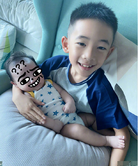 Jasper暴风长高，满身奢侈品梳鸡冠头逗应采儿，跳街舞可爱