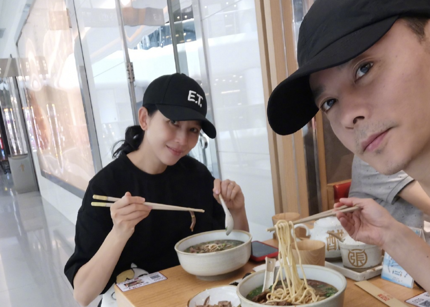 陈法蓉与洪欣母子为48岁蔡少芬庆生，张晋搂老婆入怀，甜蜜秀恩爱