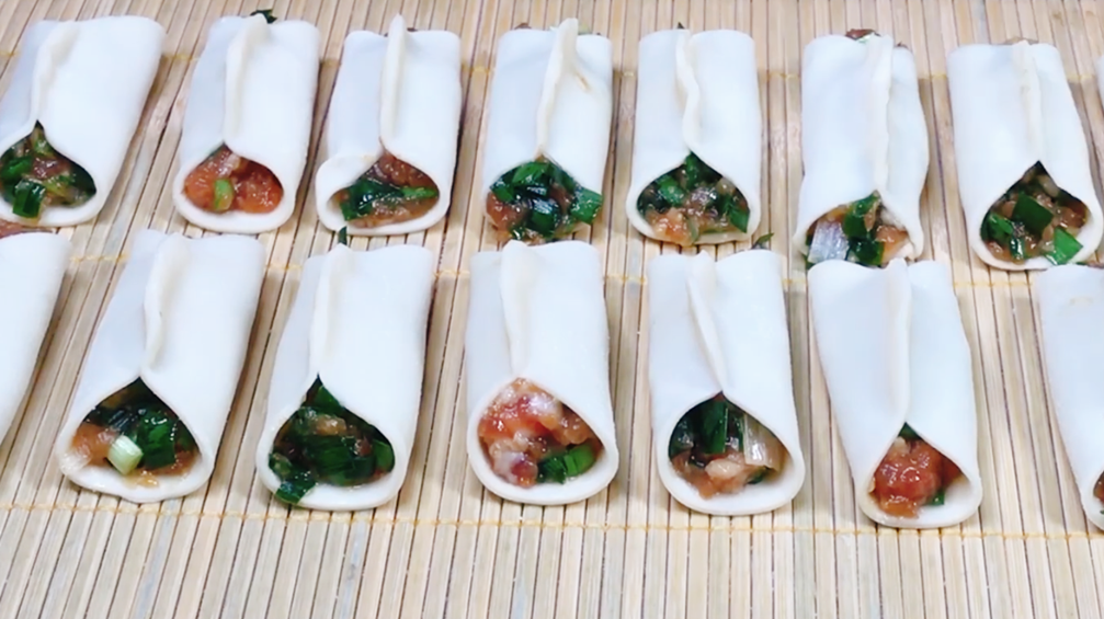 鍋貼好吃，有人用澱粉，有人用麵粉，教你正確做法，出鍋鮮香酥脆