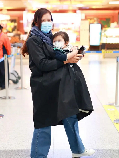 胡杏儿带小儿子玩游乐场，1岁半李奕霖痞帅大气，比哥哥有明星相