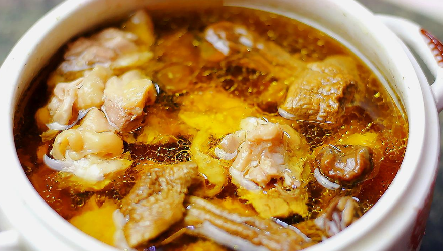 图片[1]-炖鸡汤做法步骤图 金黄浓香没腥味-起舞食谱网