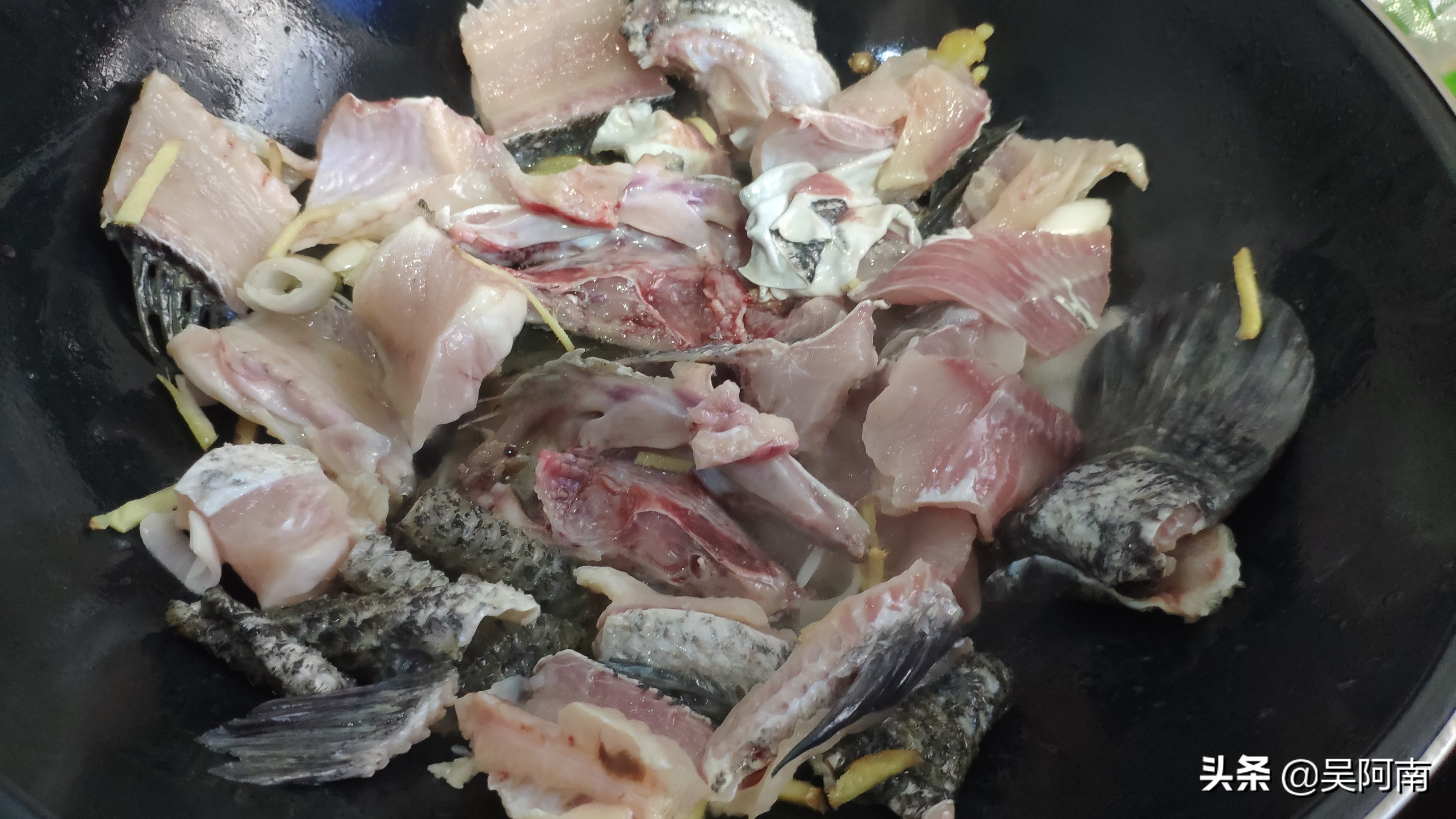 这才是酸菜鱼的正宗做法，鱼片嫩滑，汤汁酸爽，一吃就上瘾